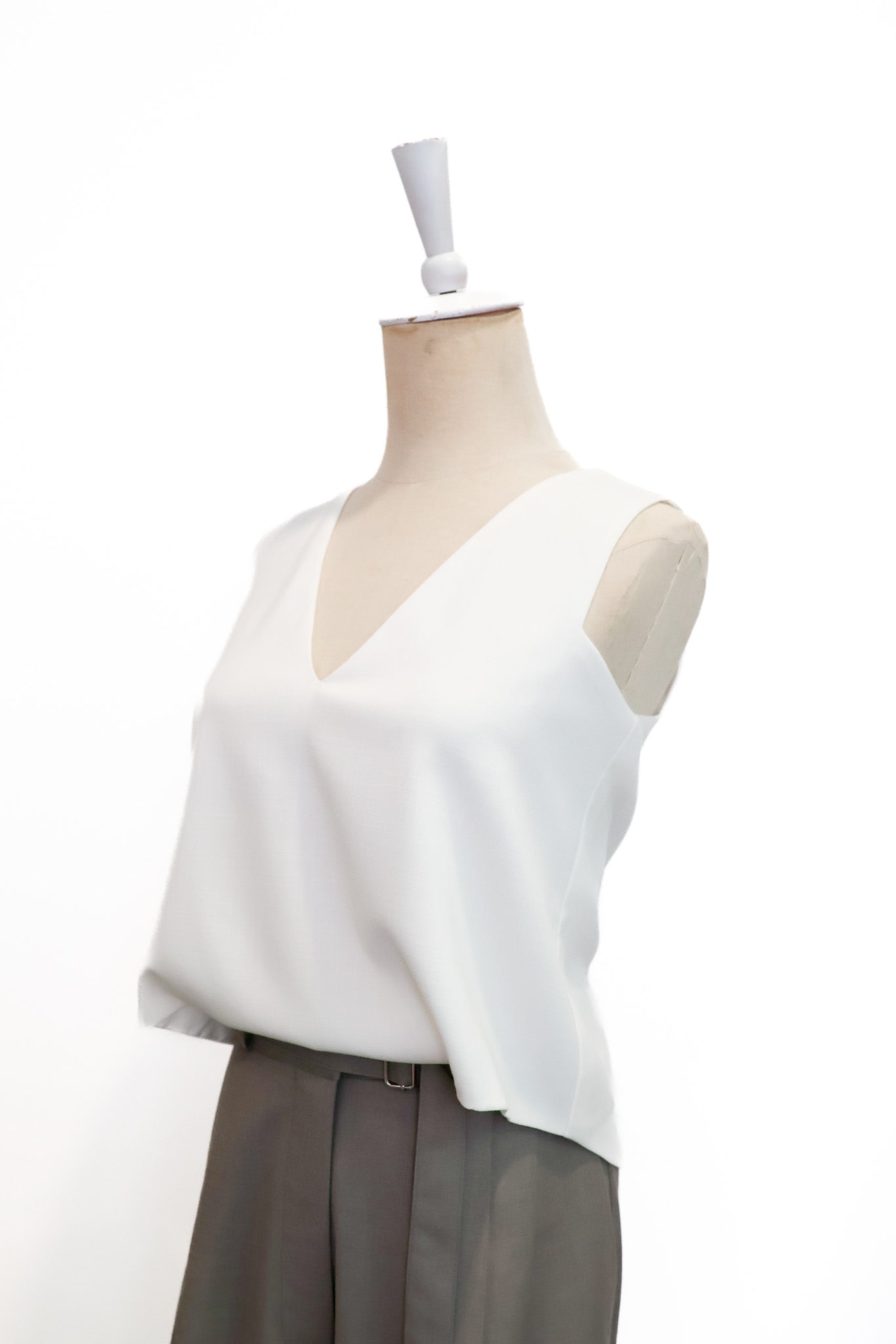 Signature French Tuck Top ( Round neck / V-neck ) - White / Black