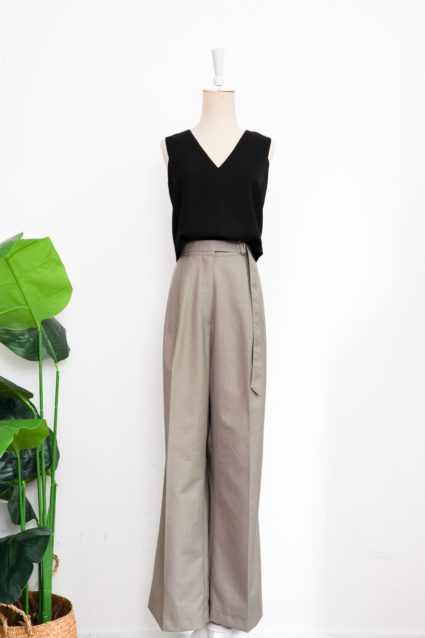 Signature French Tuck Top ( Round neck / V-neck ) - White / Black